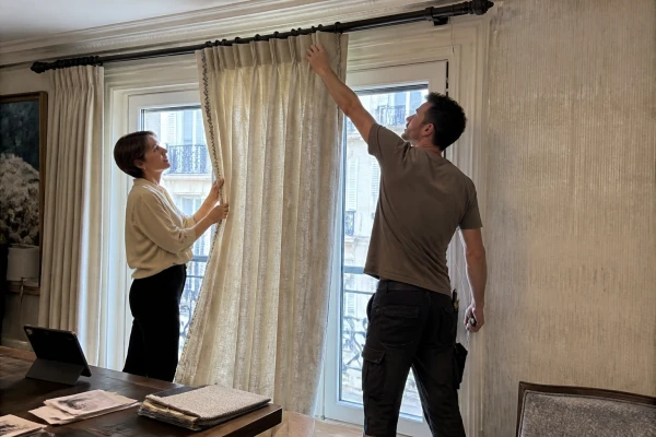 Pose de rideau à plis flamands sur mesure pour salon Paris 8